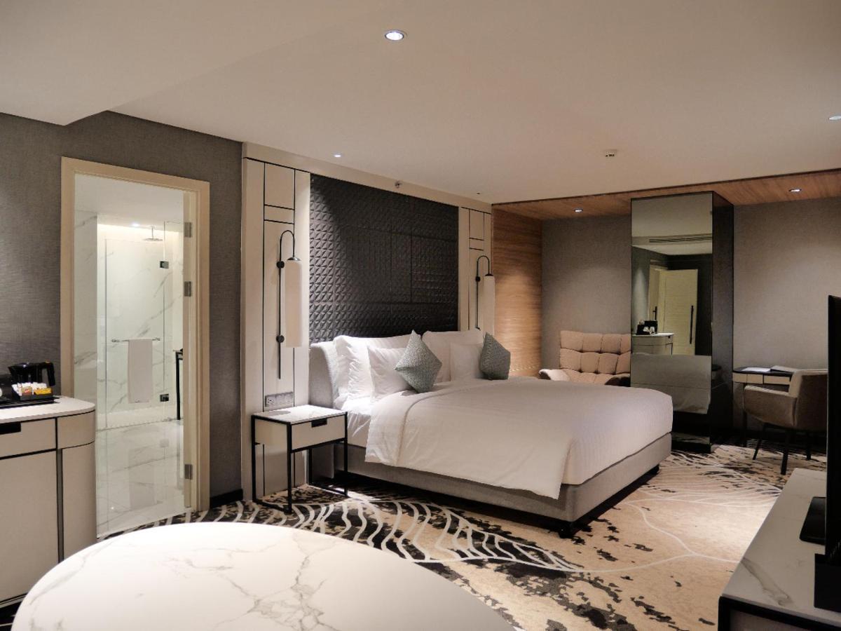 Movenpick Surabaya City Екстериор снимка