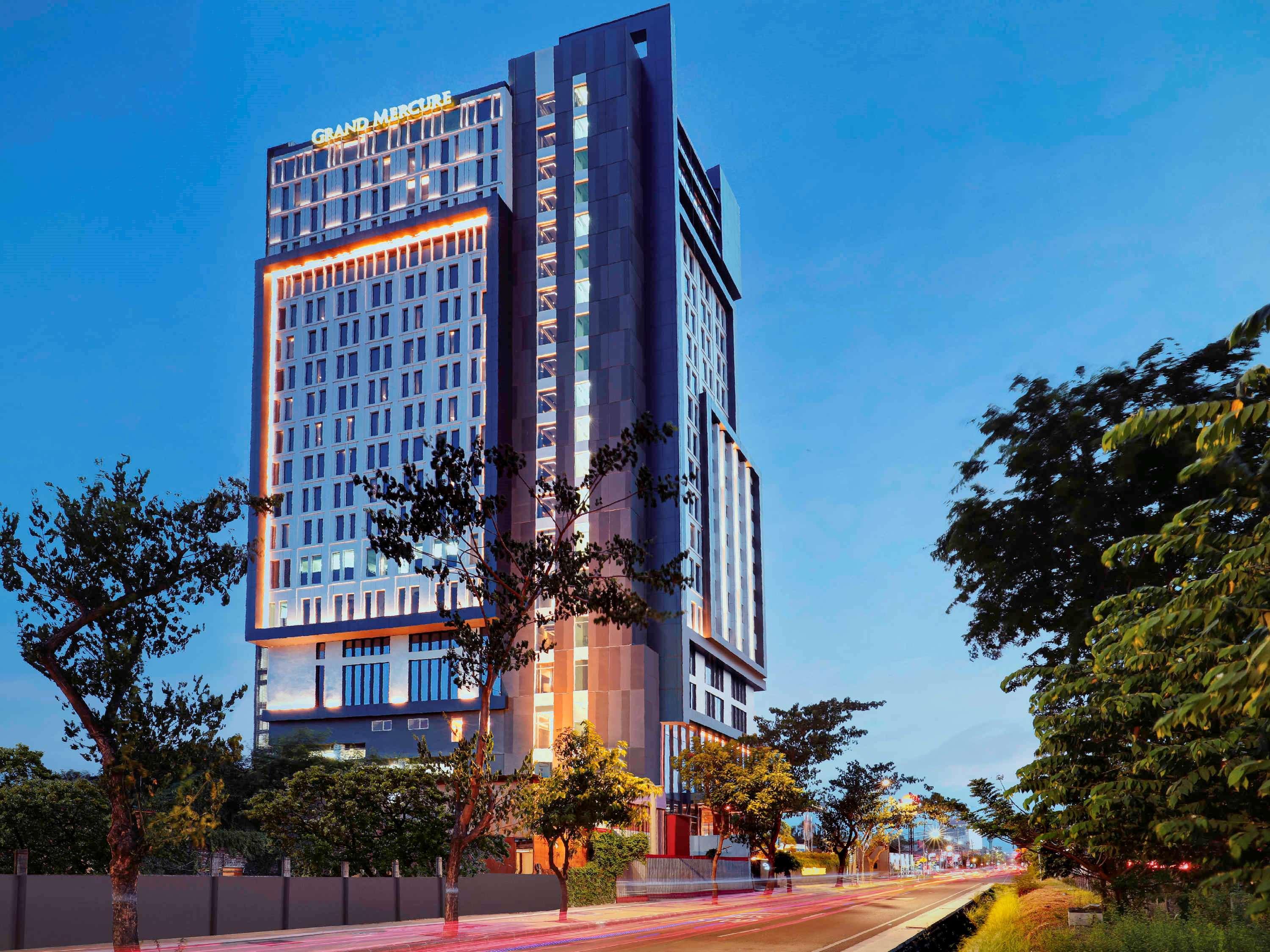 Movenpick Surabaya City Екстериор снимка