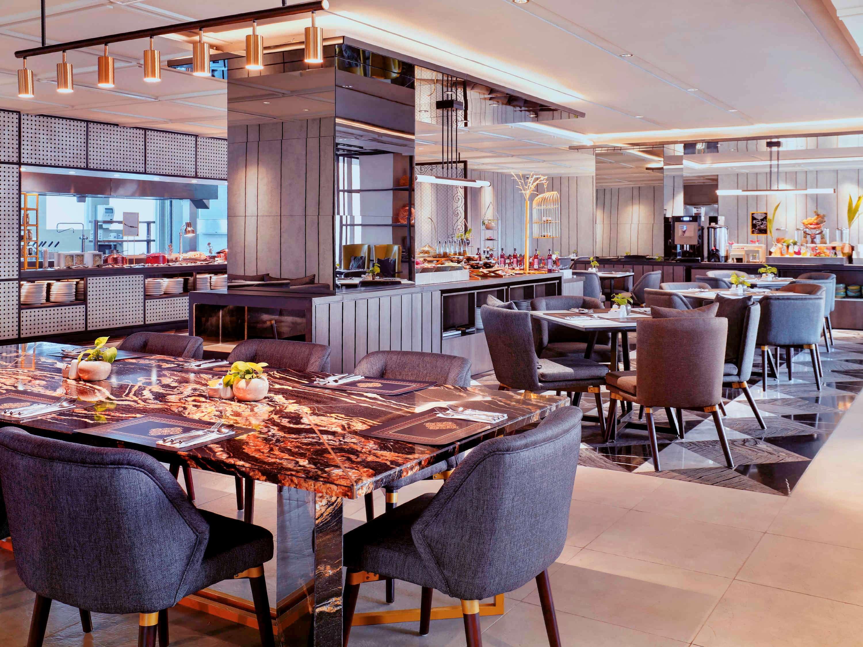 Movenpick Surabaya City Екстериор снимка