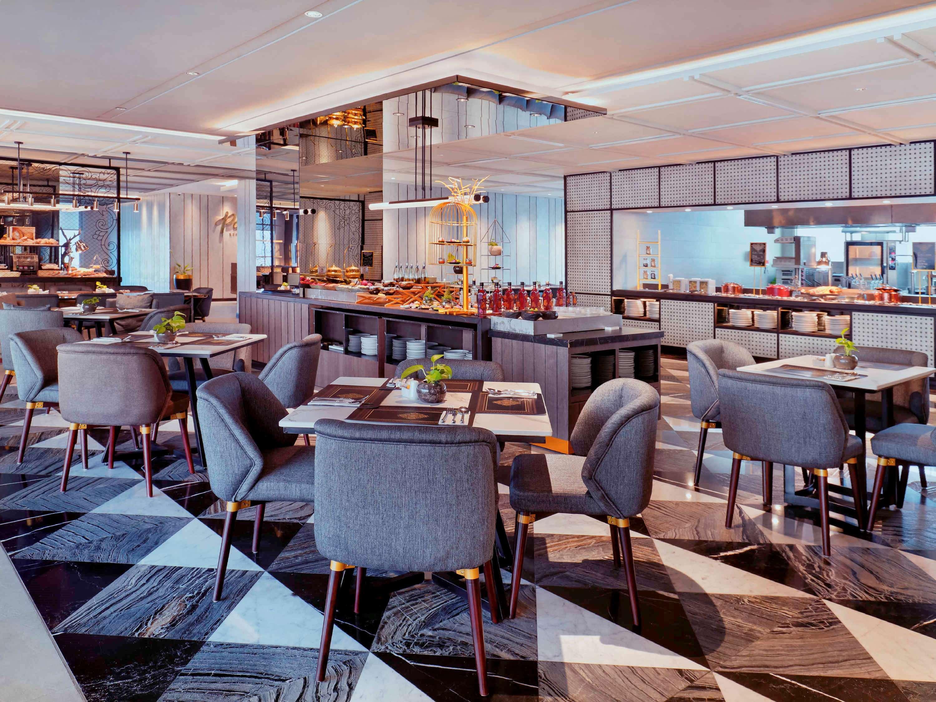 Movenpick Surabaya City Екстериор снимка