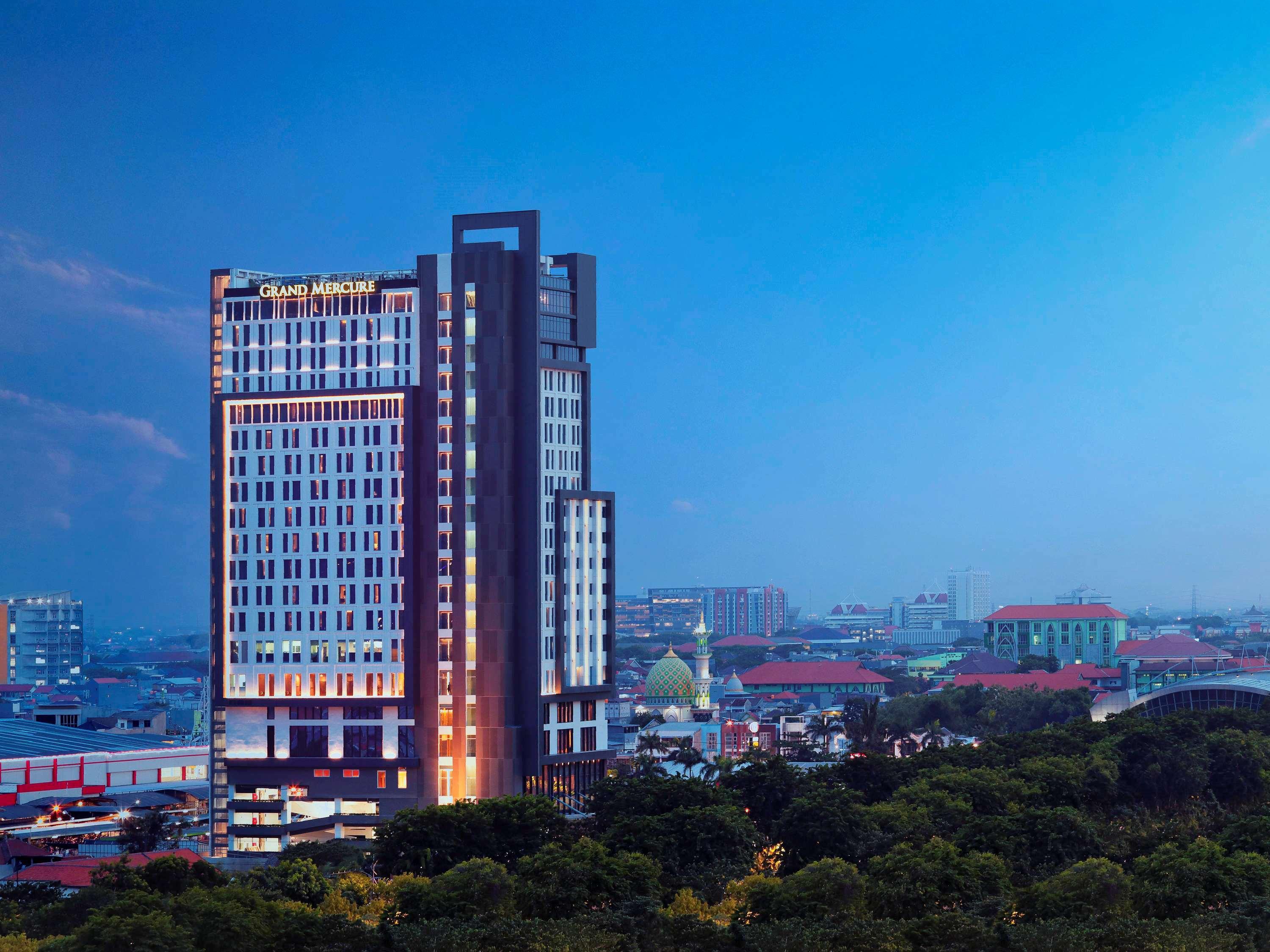 Movenpick Surabaya City Екстериор снимка