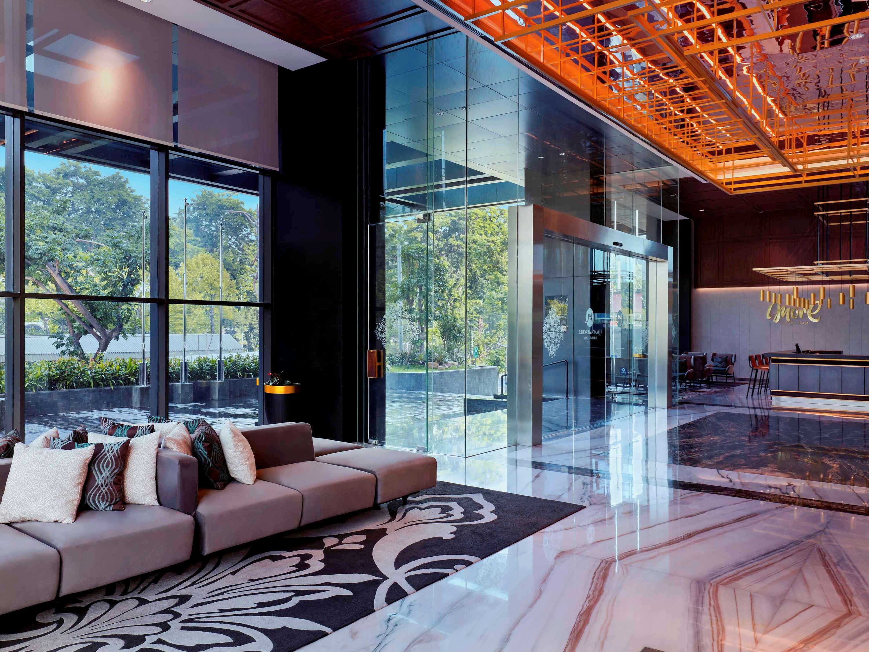 Movenpick Surabaya City Екстериор снимка