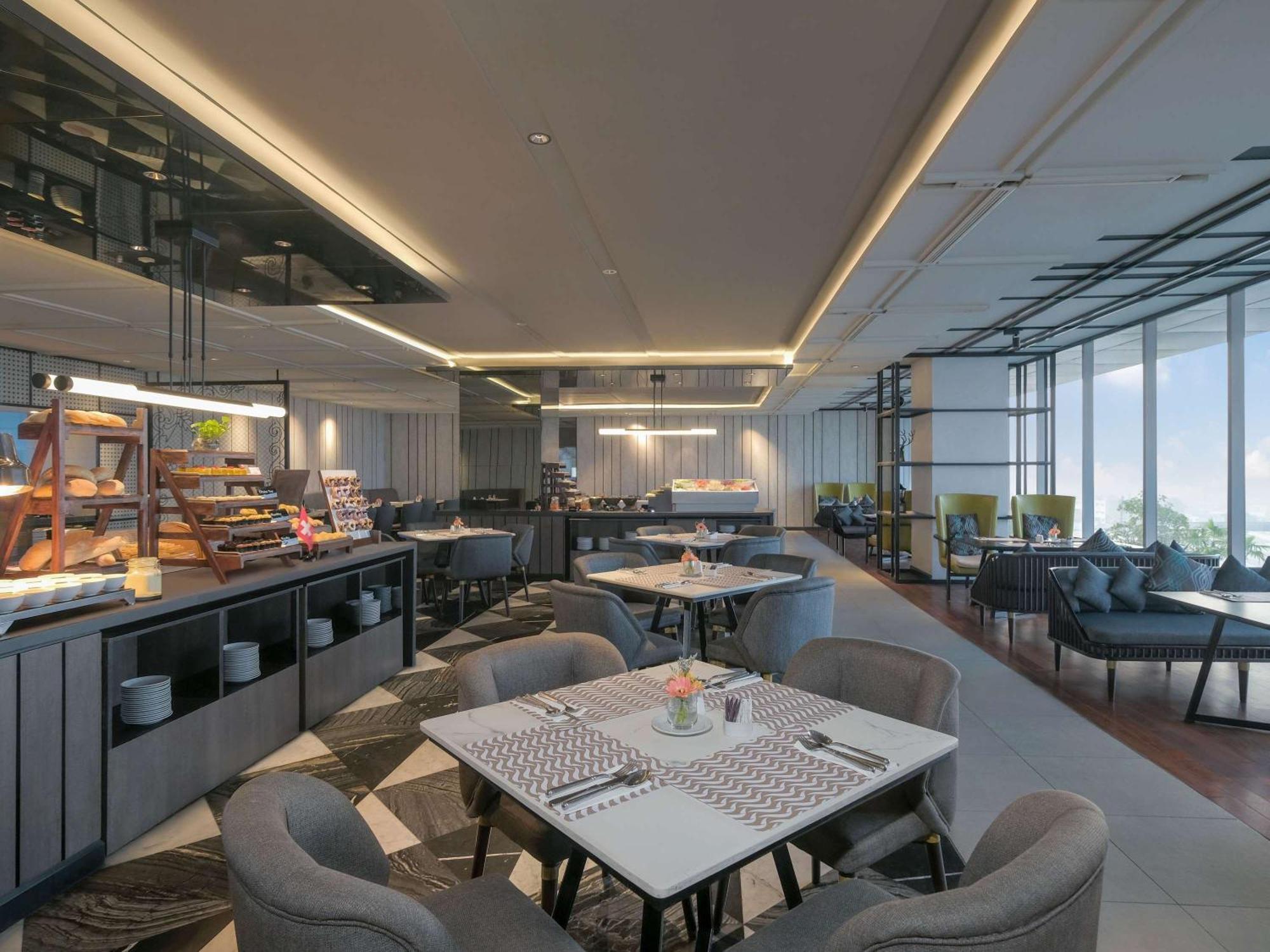 Movenpick Surabaya City Екстериор снимка