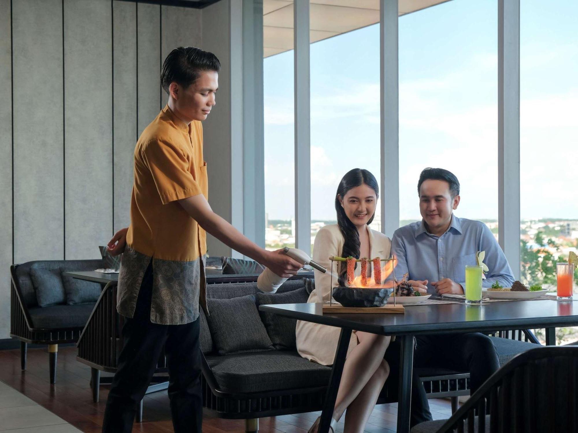 Movenpick Surabaya City Екстериор снимка