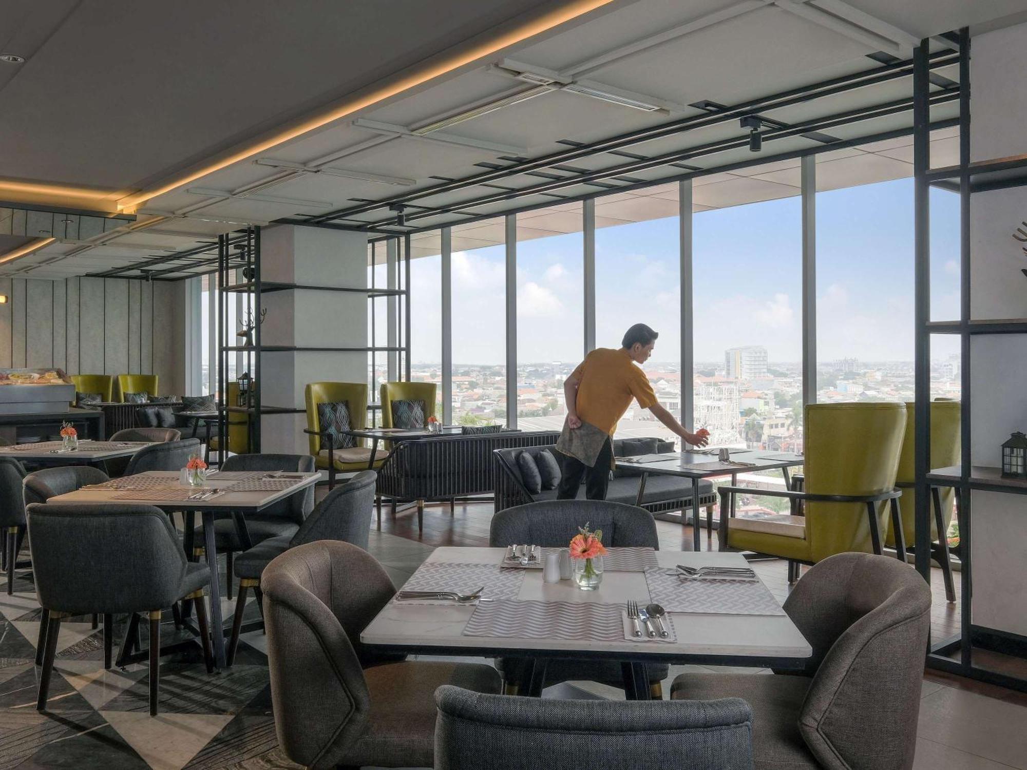 Movenpick Surabaya City Екстериор снимка