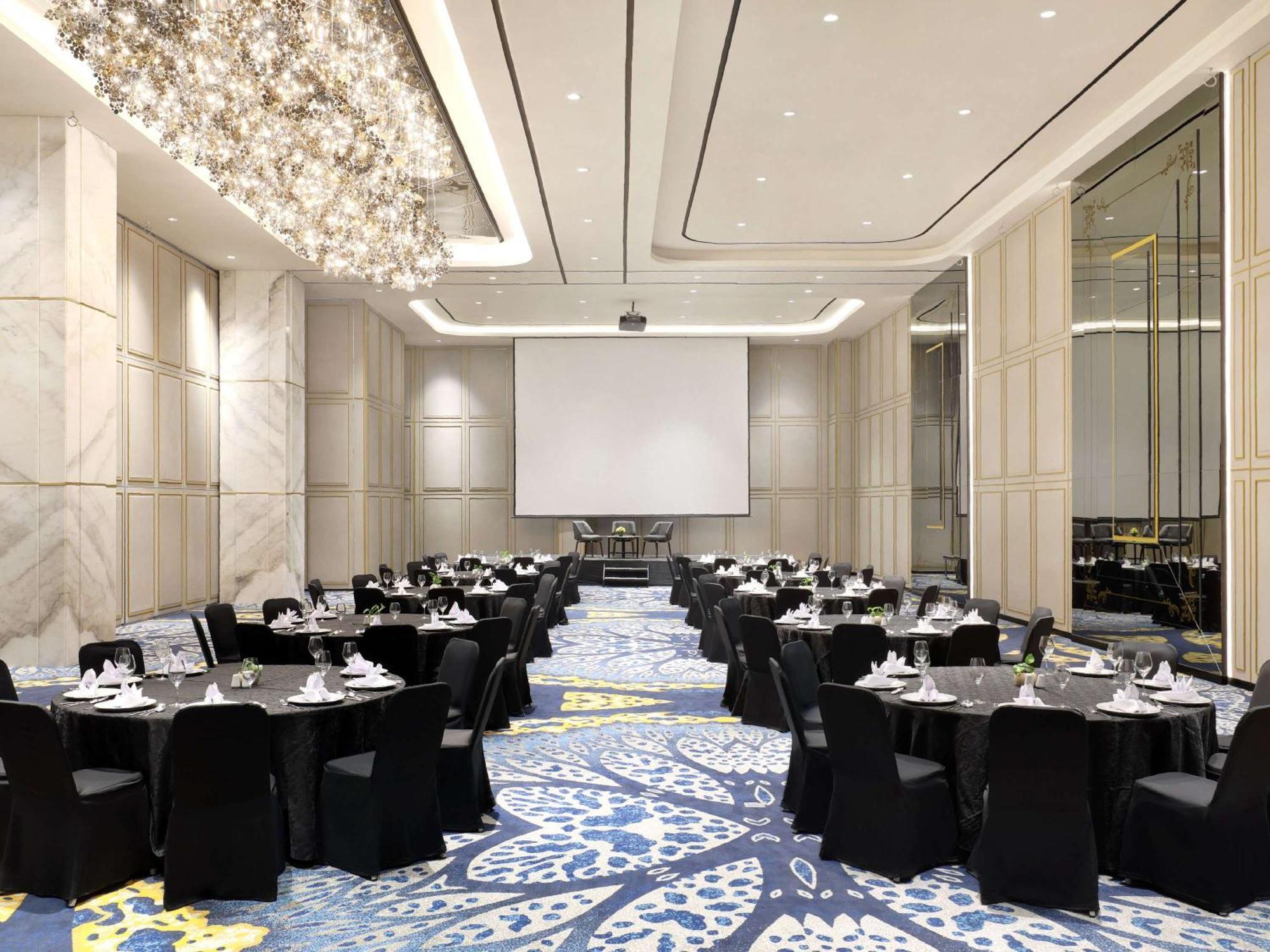Movenpick Surabaya City Екстериор снимка
