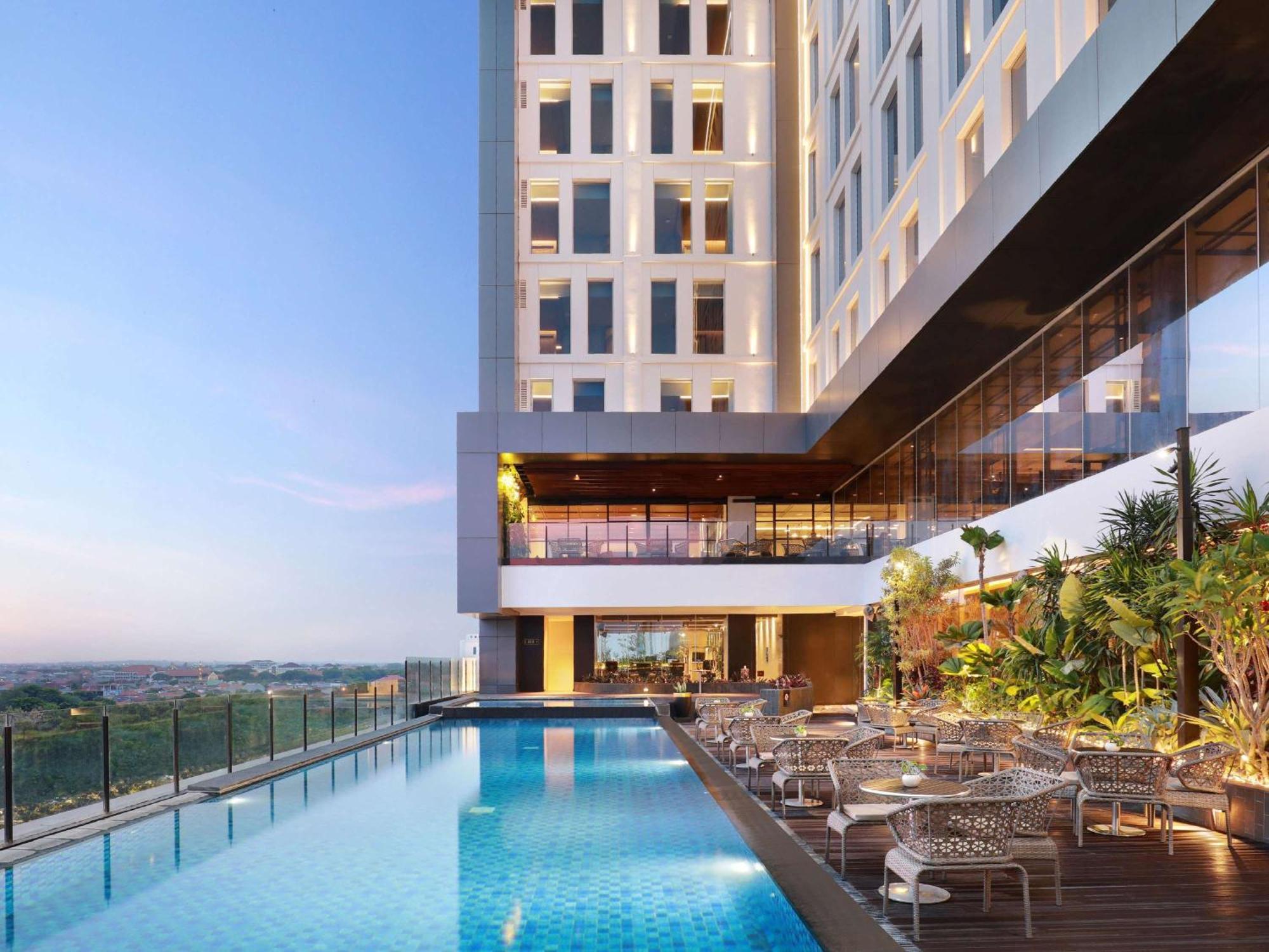 Movenpick Surabaya City Екстериор снимка