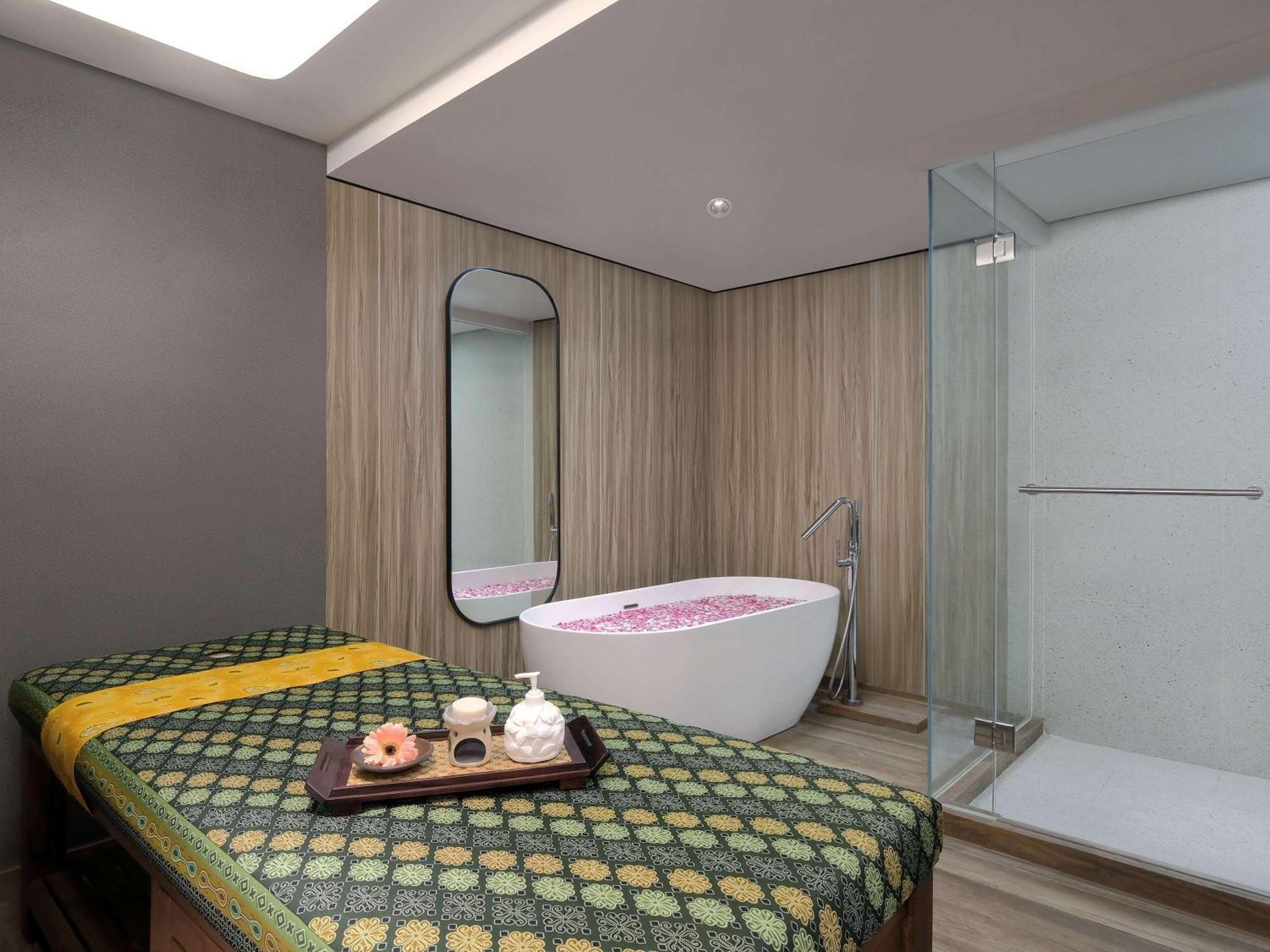 Movenpick Surabaya City Екстериор снимка