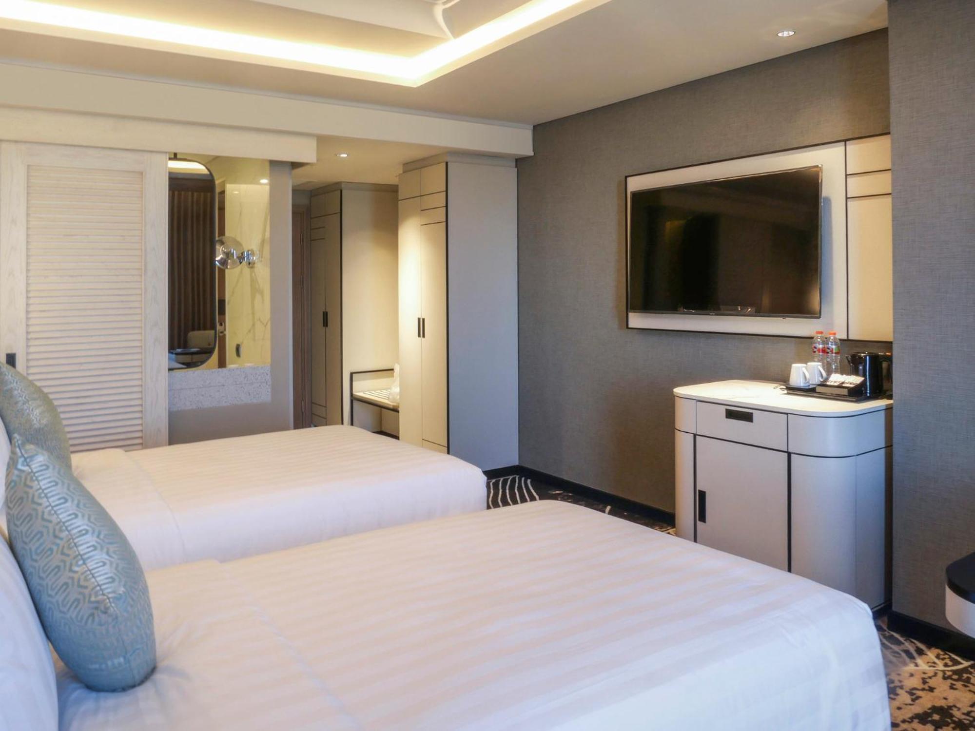 Movenpick Surabaya City Екстериор снимка