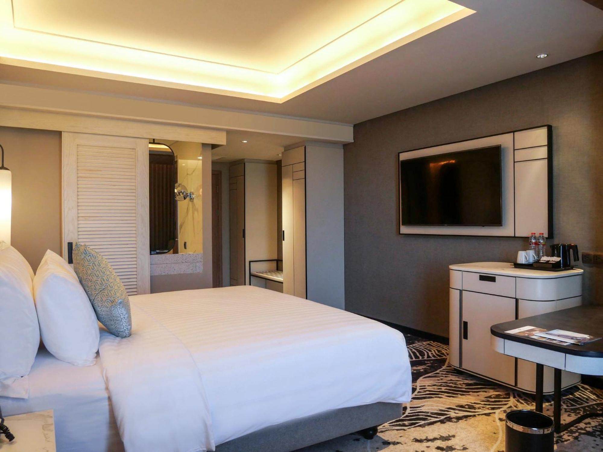 Movenpick Surabaya City Екстериор снимка