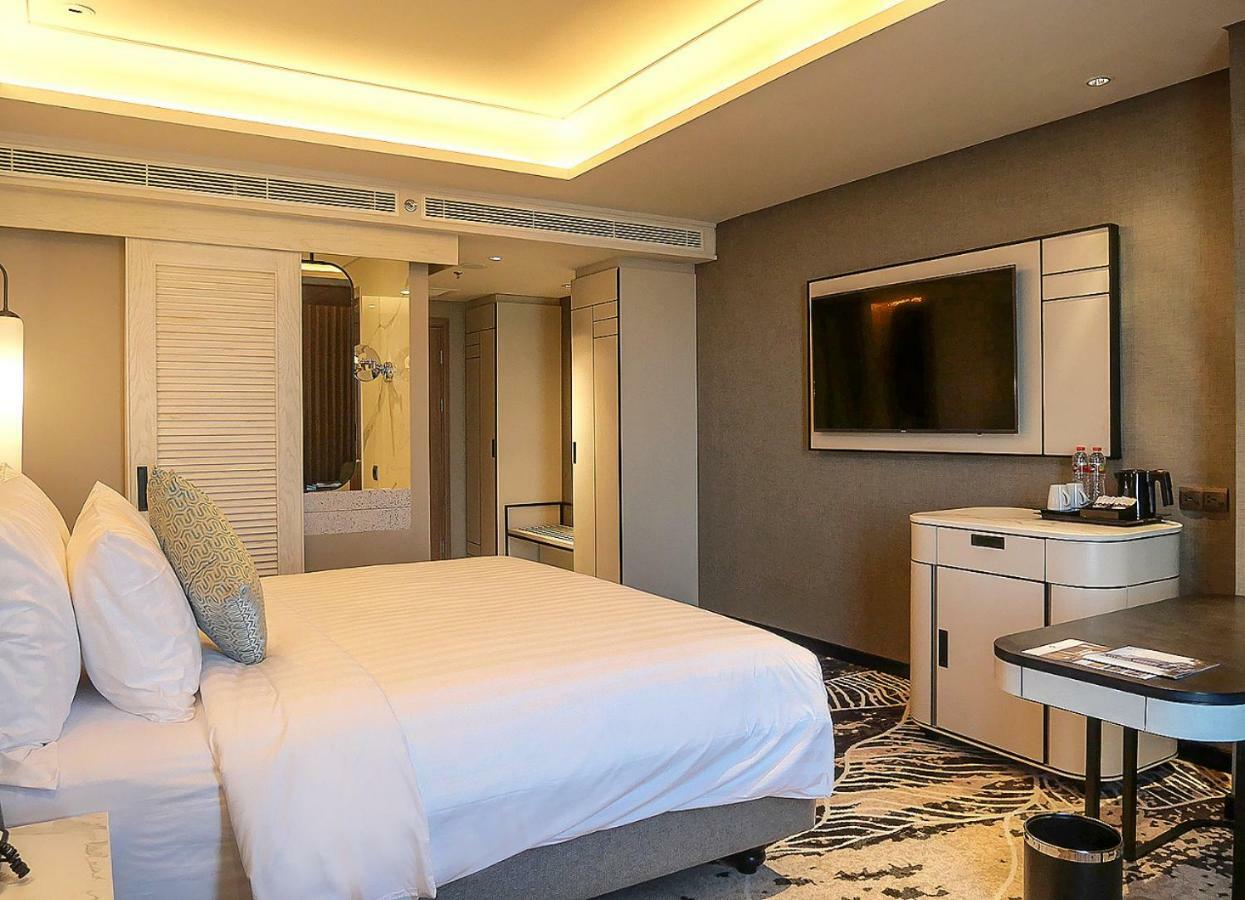 Movenpick Surabaya City Екстериор снимка