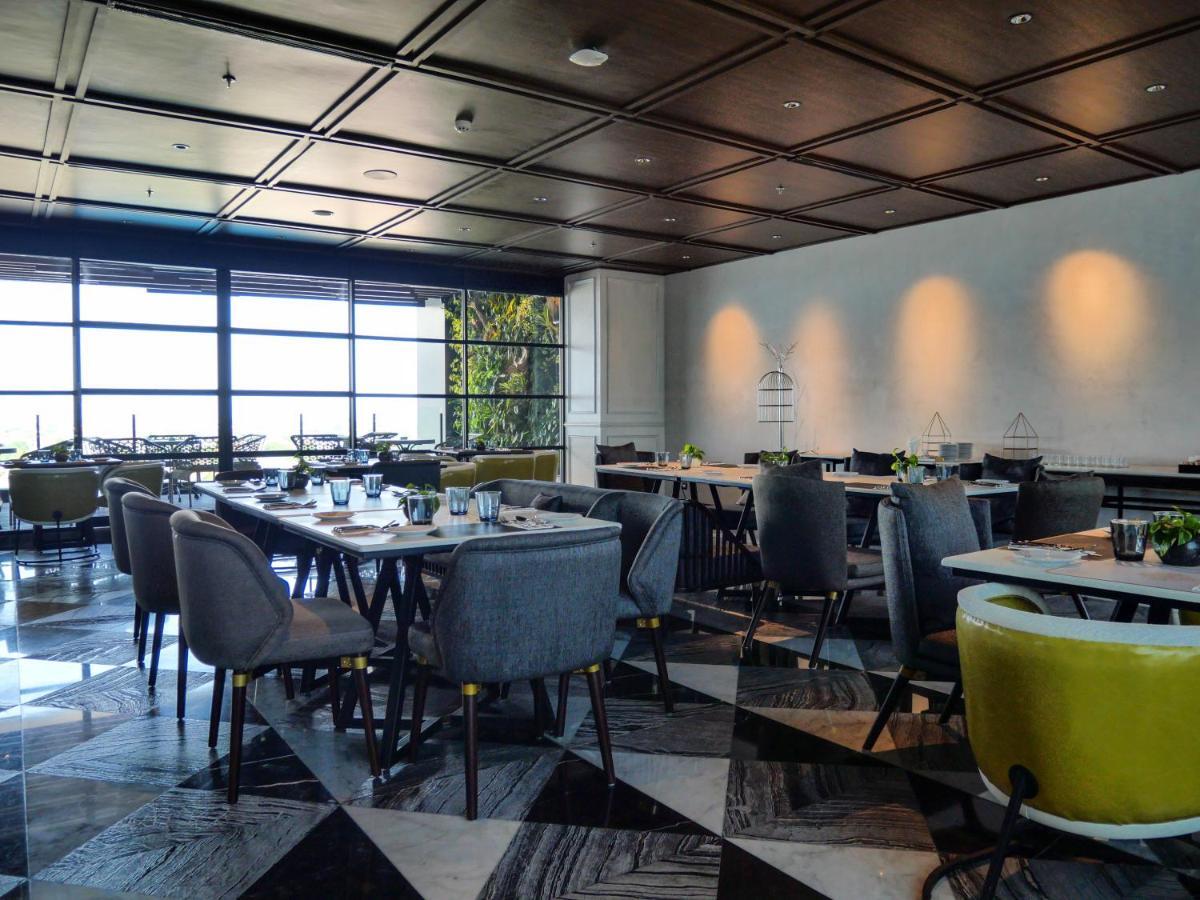 Movenpick Surabaya City Екстериор снимка
