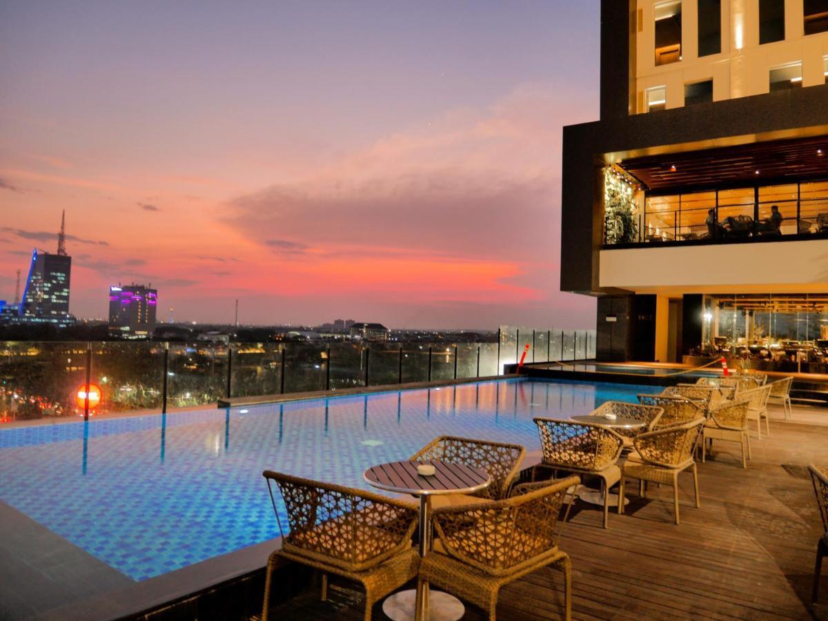 Movenpick Surabaya City Екстериор снимка