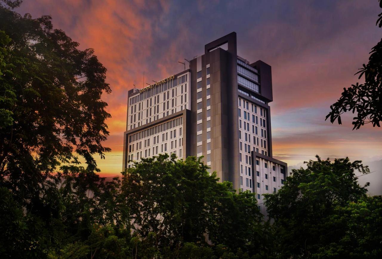 Movenpick Surabaya City Екстериор снимка